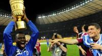 Schalkes Hans Sarpei jubelt 2011 mit dem DFB-Pokal.