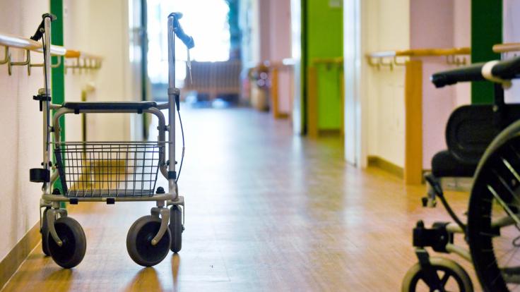 In einem französischen Altersheim soll eine 102 Jahre alte Frau eine 92-jährige Mitbewohnerin getötet haben (Symbolbild).