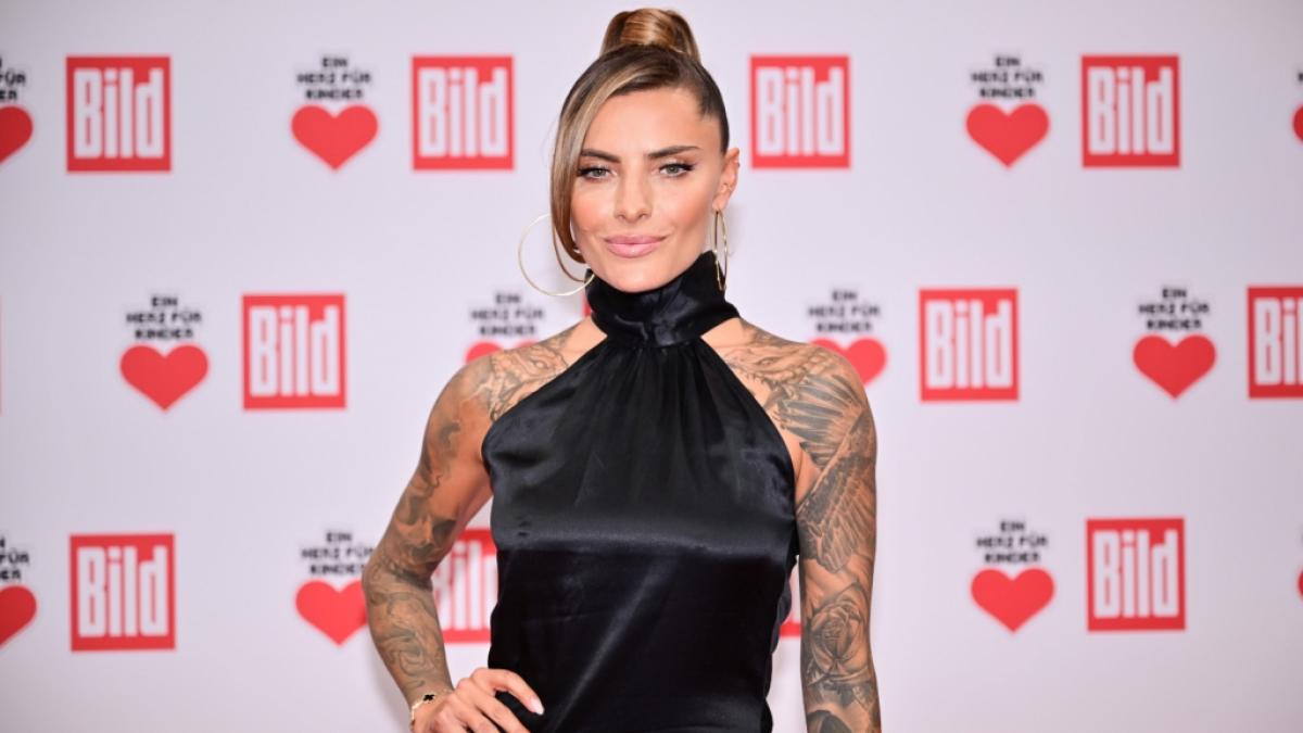 Moderatorin Sophia Thomalla (36) beschenkt ihre Instagram-Follower:innen mit einem ganz besonderen Foto-Gru&szlig;. (Foto)