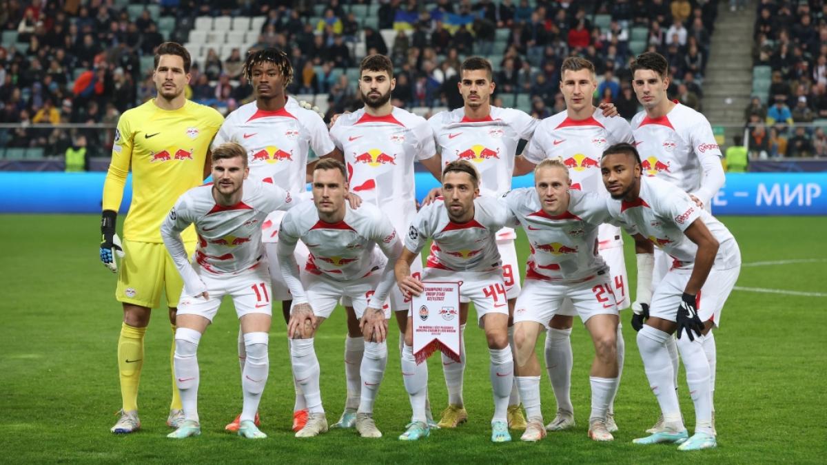 Die Spieler von RB Leipzig posieren f&uuml;r ein Teamfoto (Foto aus 11/2022). (Foto)