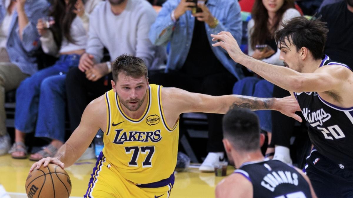 Luka Doncic von den Los Angeles Lakers trippelt den Ball, am 17.10.2025. (Symbolbild) (Foto)