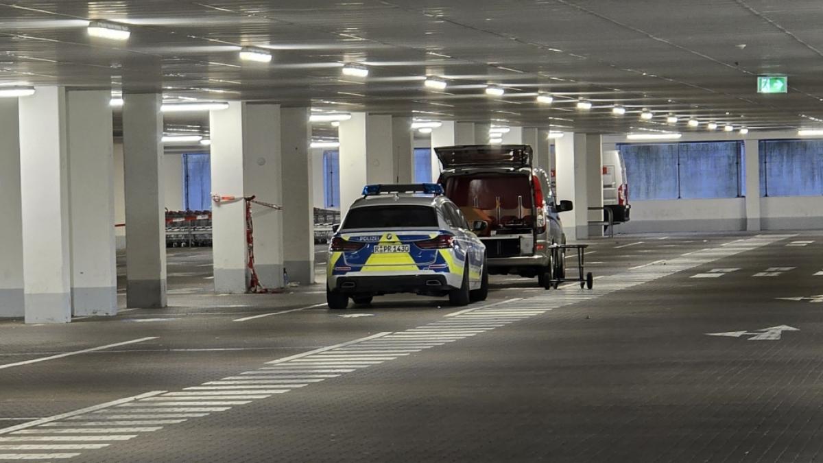 Einsatzkr&auml;fte der Kriminalpolizeiinspektion Regensburg arbeitet in einer Tiefgarage eines Baumarkts, wo am 4. Mai 2024 die Leiche einer Frau im Kofferraum eines Autos gefunden wurde. (Foto)