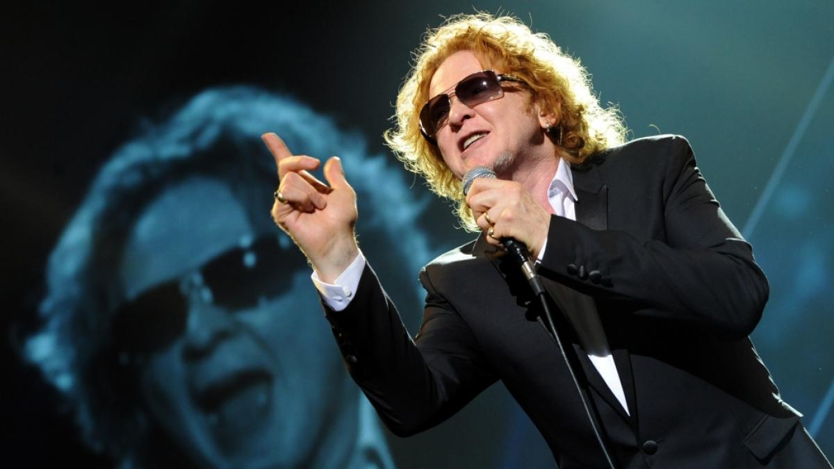 Simply Red&nbsp;performt auf der B&uuml;hne. (Foto)