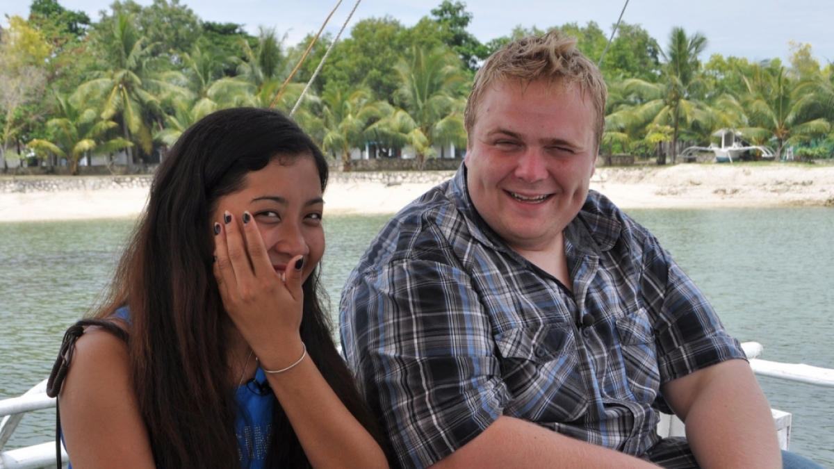 In Deutschland hat Single Sascha (r.) die Frau fürs Leben noch nicht gefunden, jetzt sucht er sein Liebesglück in der Ferne. Doch kann er Jennifers (l.) Herz gewinnen? (Foto)