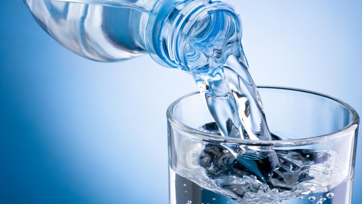Gerade im Sommer ist eine ausreichende Fl&uuml;ssigkeitszufuhr wichtig, doch aktuell sollten Verbraucherinnen und Verbraucher infolge eines Produktr&uuml;ckrufes von einem bestimmten Mineralwasser lieber die Finger lassen (Symbolfoto). (Foto)