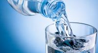 Gerade im Sommer ist eine ausreichende Flüssigkeitszufuhr wichtig, doch aktuell sollten Verbraucherinnen und Verbraucher infolge eines Produktrückrufes von einem bestimmten Mineralwasser lieber die Finger lassen (Symbolfoto).