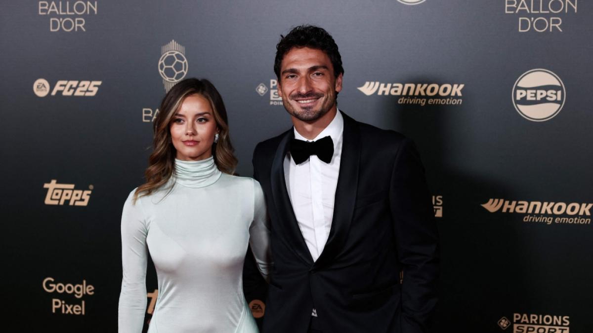 Mats Hummels und seine Partnerin Nicola Cavanis bei der Verleihung des 68. Ballon d'Or in Paris. (Foto)