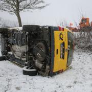 Baden-Württemberg, Riedlingen-Zwiefaltendorf: Ein Fahrzeug der Deutschen Post liegt neben der Bundesstraße 312 im Schnee.