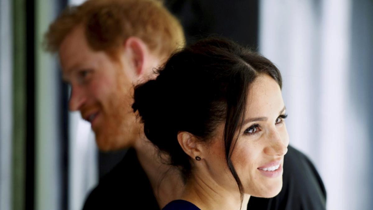 Ein Bild aus gl&uuml;cklichen Tagen: Prinz Harry und Meghan Markle, hier wenige Monate nach ihrer Hochzeit, geh&ouml;rten einst zu den beliebtesten Royals in Gro&szlig;britannien. (Foto)