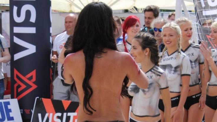 Micaela Schäfer beaufsichtigt den Einmarsch ihrer Spielerinnen beim