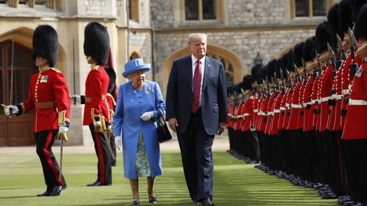 Dass Donald Trump der Queen dreist den Vortritt nahm und so das h&ouml;fische Protokoll missachtete, brachte dem damaligen US-Pr&auml;sidenten im Sommer 2018 eine Menge Kritik ein. (Foto)
