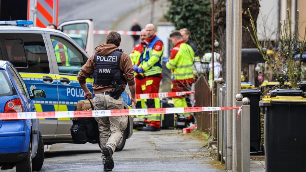 In Dortmund-Scharnhorst ist ein 70 Jahre alter Mann bei einem Notfall-Einsatz mit einem Messer auf Polizisten losgegangen - der Angreifer wurde daraufhin von einem Schuss aus einer Polizeiwaffe t&ouml;dlich verletzt. (Foto)