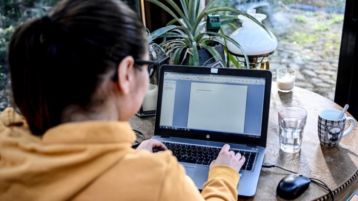Arbeitnehmer, die aufgrund der Corona-Pandemie verstärkt im Homeoffice arbeiten, sollen Ausgaben leichter in der Steuererklärung geltend machen können.