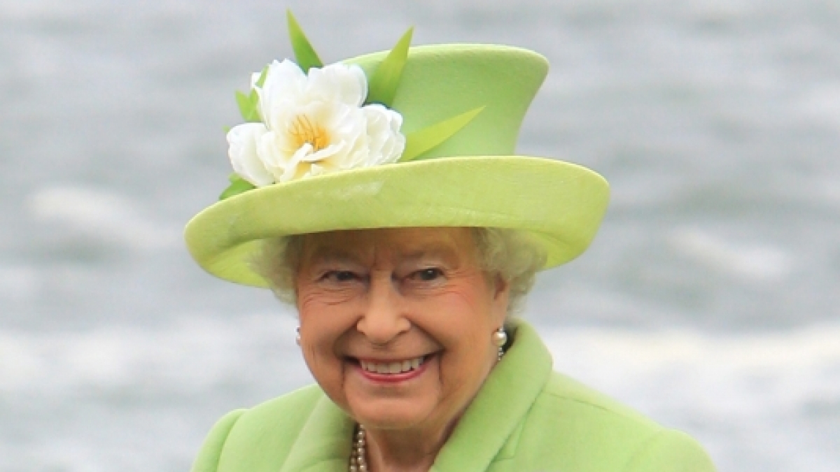 Sie ist nicht nur die am längsten amtierende Monarchin Europas, sondern auch die Stilikone schlechthin: Queen Elizabeth II. liebt farbenfrohe Outfits wie dieses in hellgrün und macht damit bei jedem öffentlichen Anlass eine ausgezeichnete Figur. (Foto)