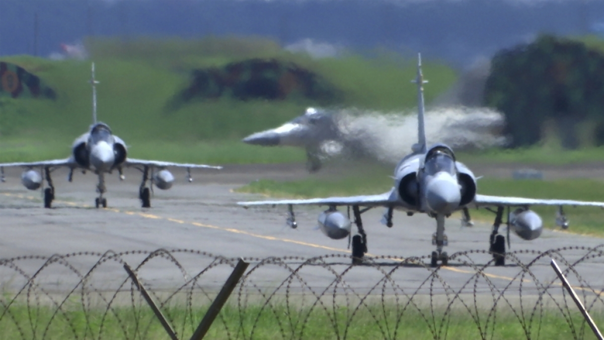 Mirage-Kampfjets der taiwanesischen Luftwaffe rollen auf einem Luftwaffenst&uuml;tzpunkt in Hsinchu. (Foto)