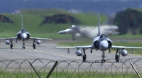 Mirage-Kampfjets der taiwanesischen Luftwaffe rollen auf einem Luftwaffenstützpunkt in Hsinchu.