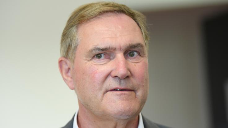 Franz Josef Jung: Ex-Verteidigungsminister will mehr Geld als seine 4700€ Altenbezüge.