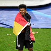 Karim Adeyemi feiert nach dem U21-Finale mit Deutschland-Fahne.
