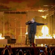 Isaak bei der Performance seines Songs 