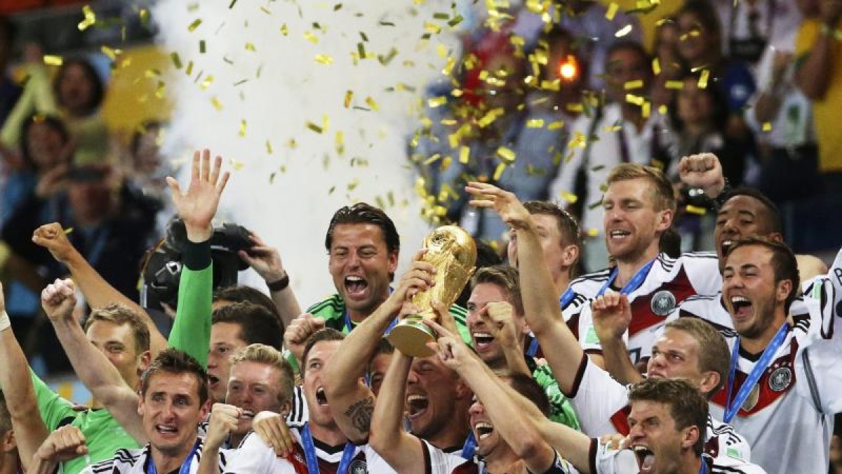 Die deutsche Mannschaft und der Weltpokal. (Foto)