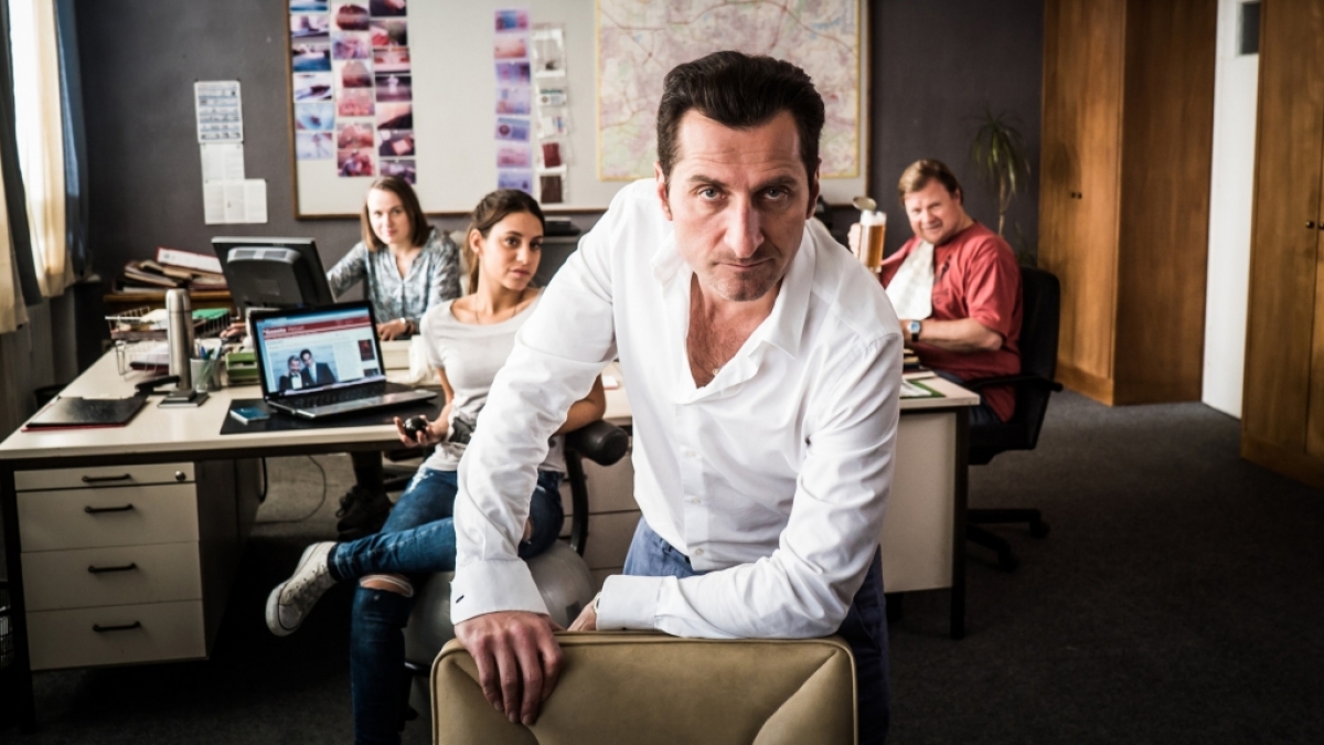 Kommissar Zeki Demirbilek (Tim Seyfi, Mitte Vordergrund) mit seinem "Migra"-Team (im Hintergrund von links:) Isabel Vierkant (Theresa Hanich), Jale Cengiz (Almila Bagriacik) und Pius Leipold (Michael A. Grimm). (Foto)