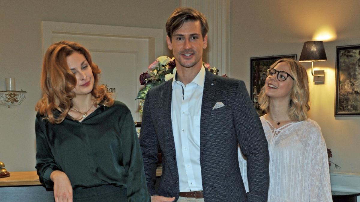Die Schauspieler Sophia Schiller (Rolle Constanze von Thalheim, l-r) Sandro Kirtzel (Rolle Paul Linbergh) und Lena Conzendorf (Rolle Josie Klee) bei einem Pressetermin zur 18. Staffel der ARD Telenova "Sturm der Liebe". (Foto)