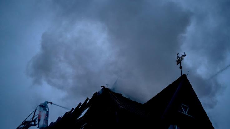 In Berlin-Schöneberg kam eine Mutter bei einem Wohnhausbrand ums Leben.