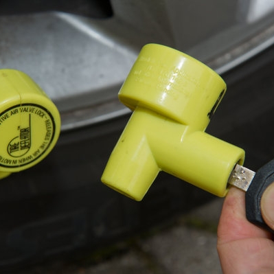 Darf die GEZ die Luft aus Autoreifen lassen?
