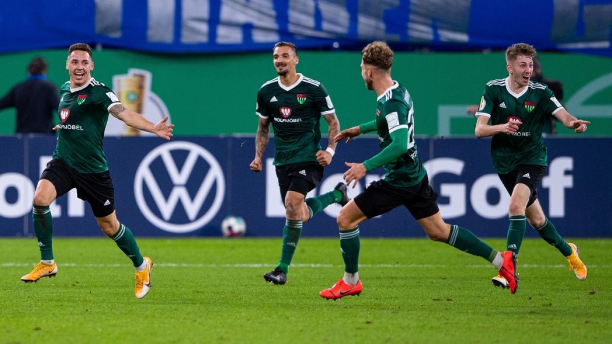 Die Spieler des 1. FC Schweinfurt 05 jubeln nach einem Torerfolg im DFB-Pokal (Archivbild, 2020). (Foto)