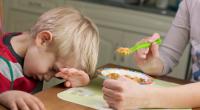 Zwar ist es an sich harmlos, doch bleibt Picky Eating dauerhaft bestehen, kann es auf Auffälligkeiten in der Entwicklung hinweisen.