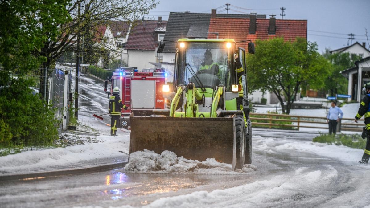 Nach einem heftigen Hagelschauer in Baden-W&uuml;rttemberg mussten die Stra&szlig;en teils ger&auml;umt werden. (Foto)