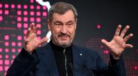 Markus Söder sorgt mit einer Gesangsdarbietung im Flugzeug für Fremdscham-Momente.