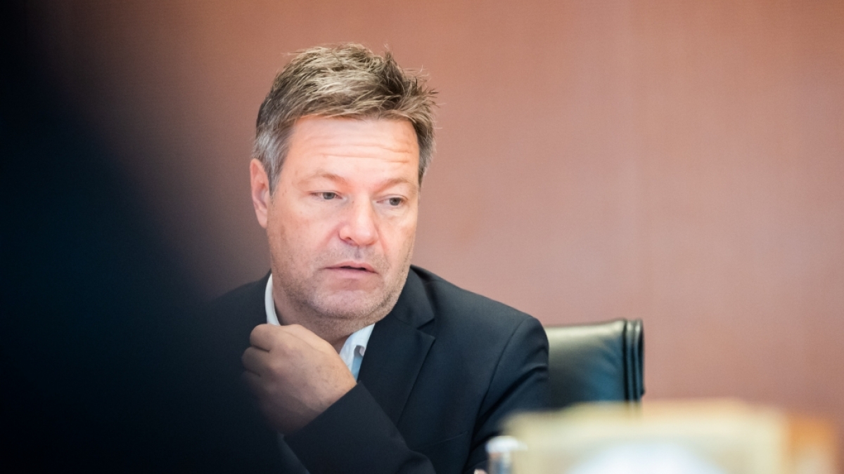 Die Nachrichten des Tages auf news.de:&nbsp;"&Ouml;ffentlichkeit monatelang belogen!" Wirtschaftsminister Robert Habeck als Sicherheitsrisiko? (Foto)