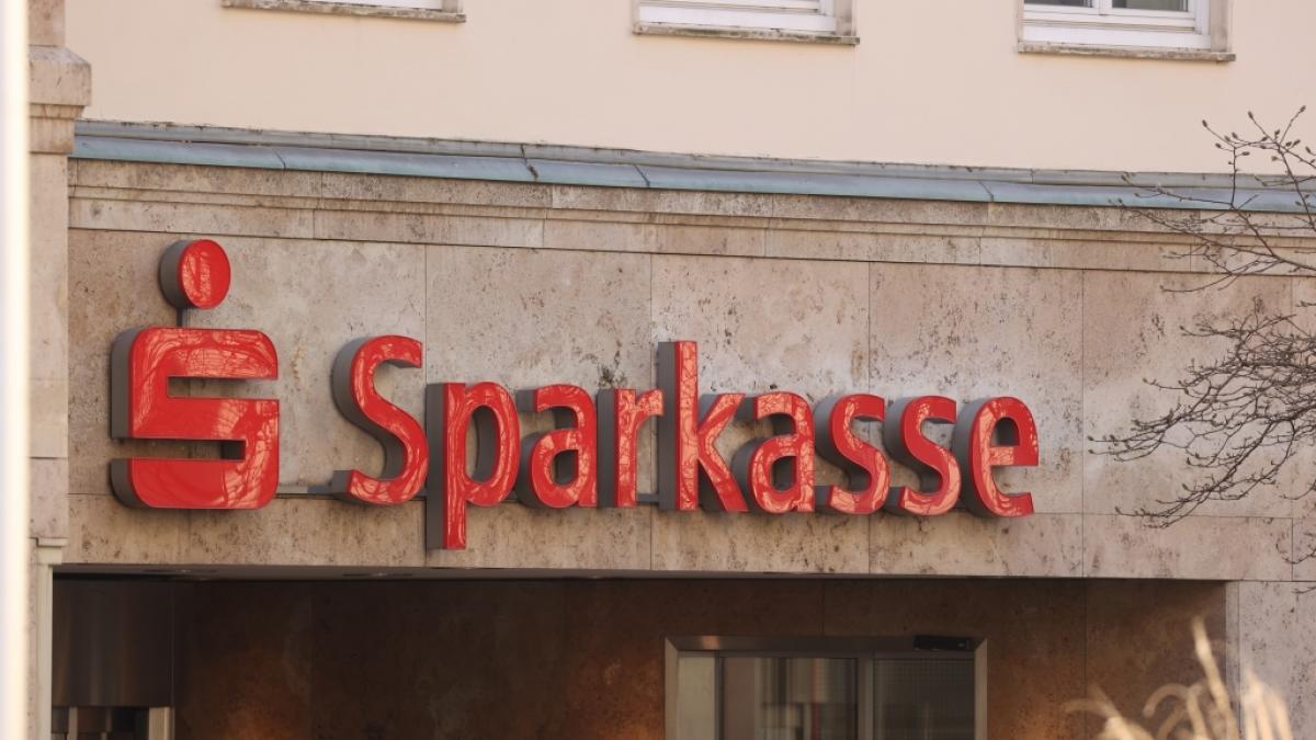 Sparkassen-Experten warnen nun davor, Geld auf Girokonten zu sparen. (Foto)