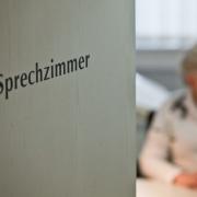 Zahlreiche Fälle von Grippe, Masern, Krätze und Co. sorgten in Deutschland für übervolle Arztpraxen (Symbolbild).
