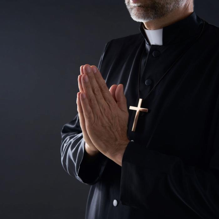Missbrauch, Masturbation, Affäre! Priester tritt zurück