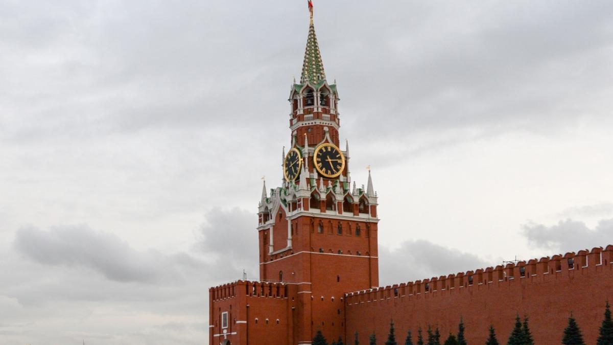 Eine Attrappe des Erl&ouml;serturms (steht in Moskau auf dem Roten Platz) soll bei einer Parade in der russischen Region Chabarowsk von einem Wagen gest&uuml;rzt sein. (Foto)