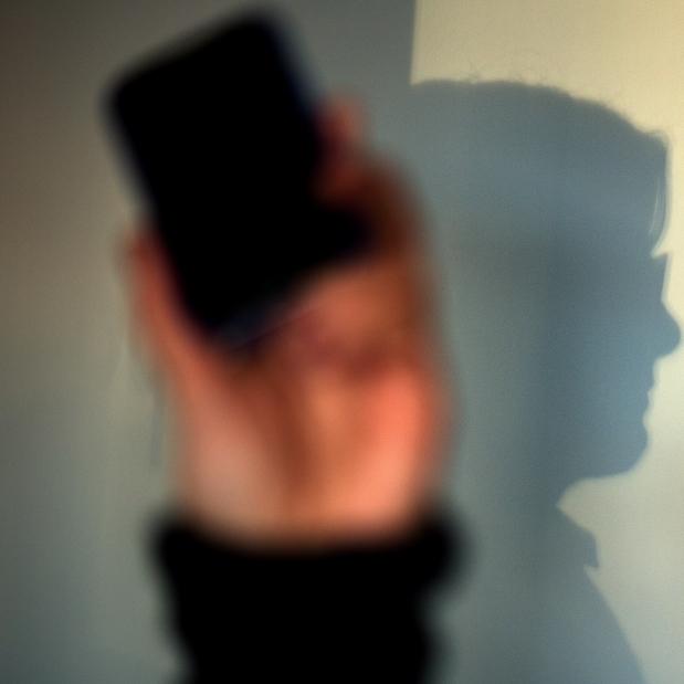 Smartphone explodiert beim Laden - Frau (18) tot