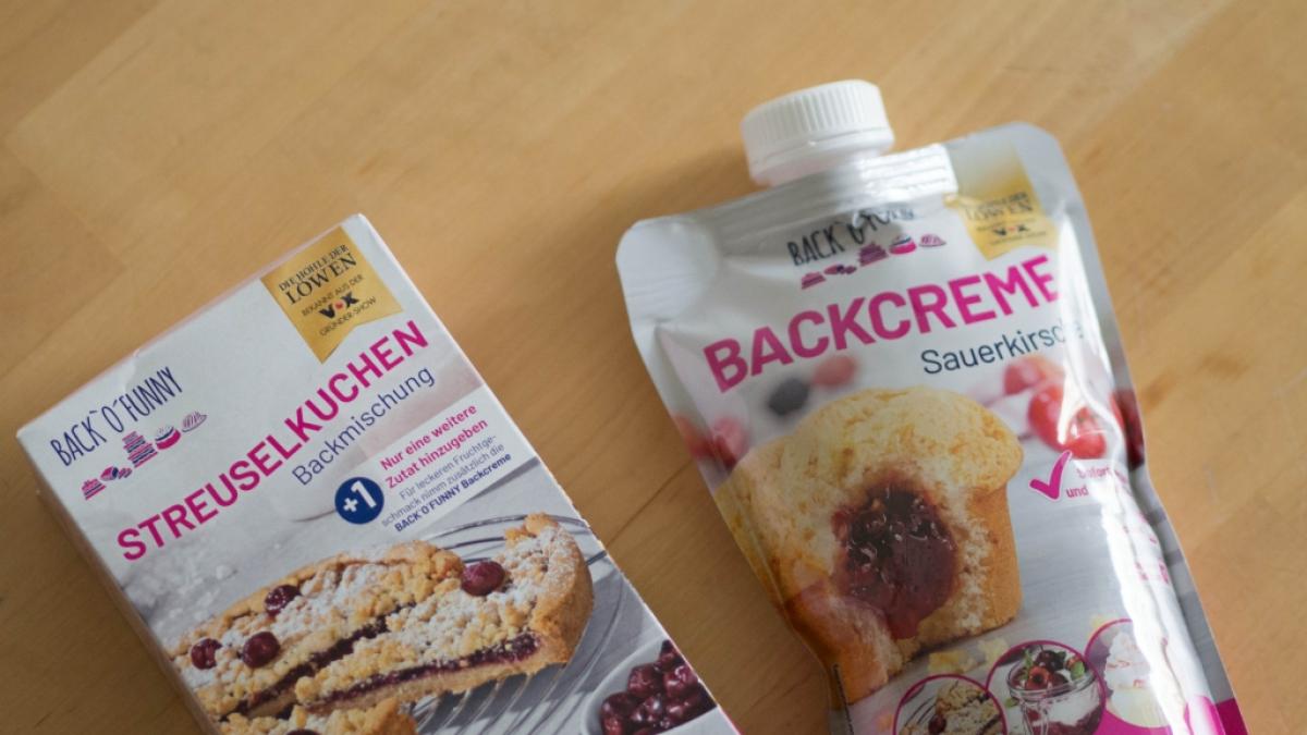 Die Streuselkuchen-Backmischung und Sauerkirsch-Backcreme von BACK'O'FUNNY im news.de-Test. (Foto)