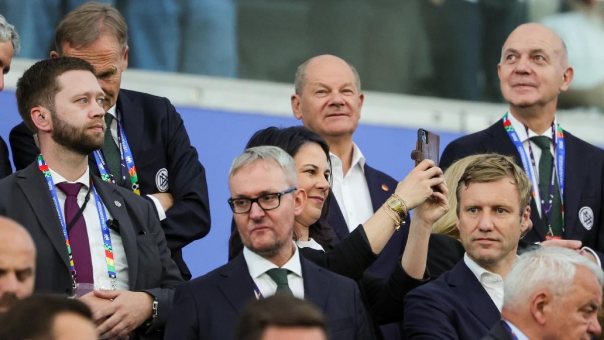 Au&szlig;enministerin Annalena Baerbock (Mitte) und Bundeskanzler Olaf Scholz (Mitte oben) sitzen beim EM-Vorrundenspiel von Deutschland gegen die Schweiz auf der Trib&uuml;ne. Kurz vor dem Achtelfinale gegen D&auml;nemark sorgten ihre Social-Media-Posts f&uuml;r Kritik. (Foto)
