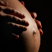 Das ungeborene Kind ist nicht lebensfähig. Es hat keine Schädeldecke und nur eine geringe Überlebenschance. Dennoch verweigert ein Arzt einer Frau die Abtreibung im siebten Monat.