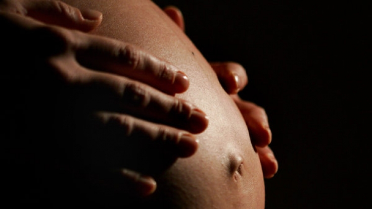 Das ungeborene Kind ist nicht lebensfähig. Es hat keine Schädeldecke und nur eine geringe Überlebenschance. Dennoch verweigert ein Arzt einer Frau die Abtreibung im siebten Monat.