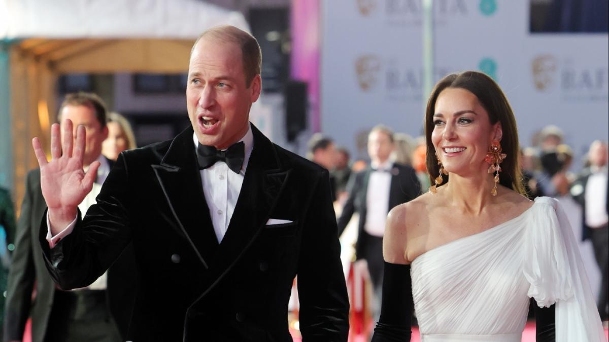 Prinzessin Kate lie&szlig; sich bei der Bafta-Verleihung zu einem pikanten Po-Grapscher hinrei&szlig;en. (Foto)