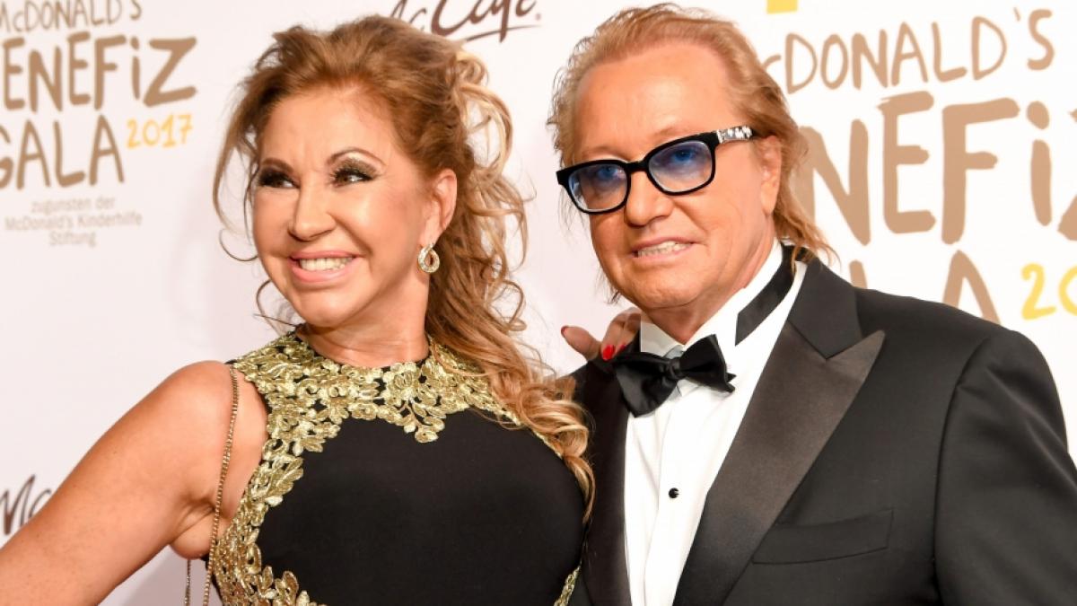 Carmen Geiss sch&uuml;ttet sich vor Lachen &uuml;ber ihren Mann Robert aus. (Foto)