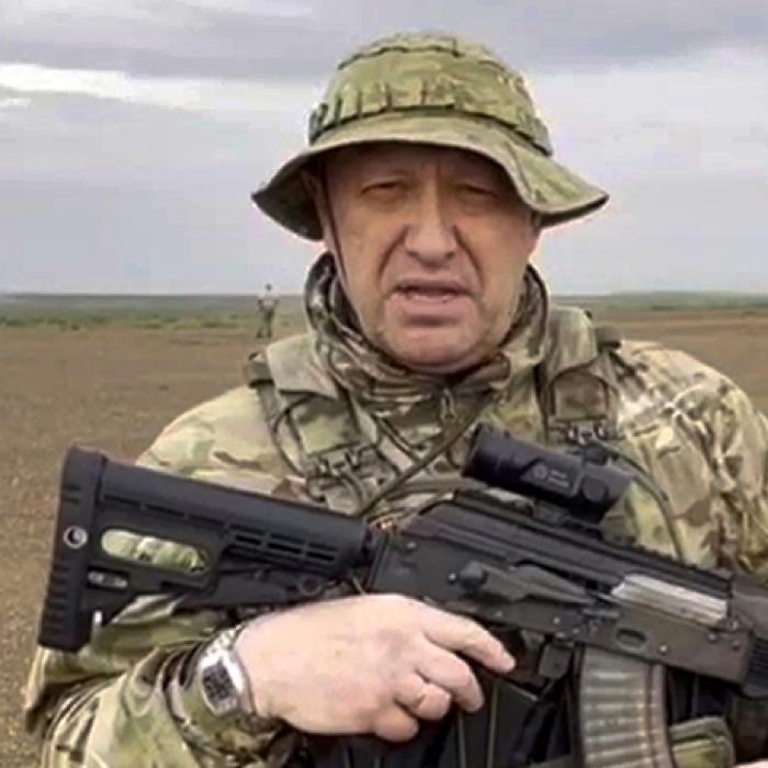 Neues Video aufgetaucht! Wagner-Boss mit Sturmgewehr in der Wüste