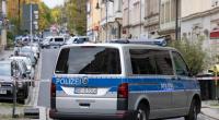 Ein Polizeiauto steht vor einem Absperrband im Dresdner Stadtteil Leipziger Vorstadt auf der Rudolf-Leonhard-Straße.