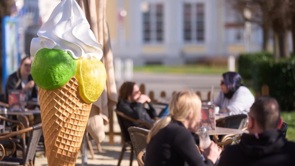 Endlich wieder Eis essen und die Sonne genie&szlig;en: Der Turbo-Fr&uuml;hling lockte beispielsweise in Bad Ems etliche Fr&uuml;hlingsfans an die frische Luft. (Foto)