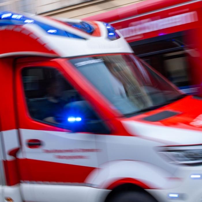 Säugling mit zugeklebten Lippen auf Müll-Haufen gefunden
