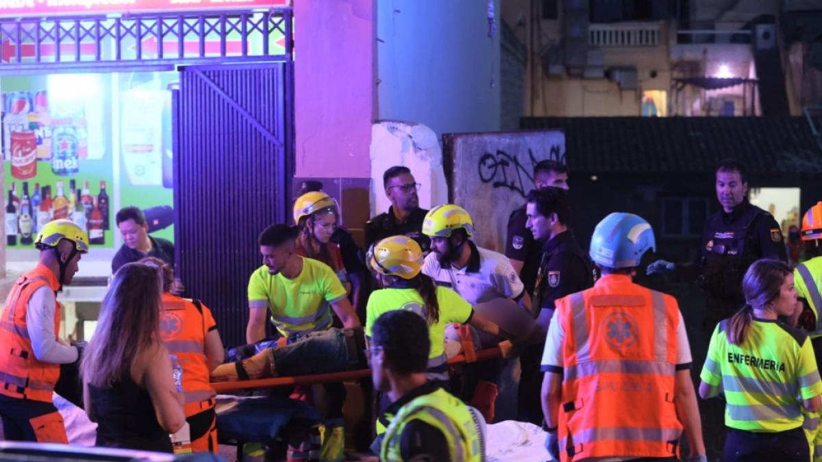 Rettungsdienste sind nach dem Einsturz eines Geb&auml;udes am Strand von Palma im Einsatz. (Foto)