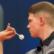 Premiere geglückt: Der deutsche Dartsspieler Nico Kurz hat sein WM-Debüt gegen James Wilson gewonnen.